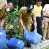 Bupati Kuningan saat menebar ribuan benih ikan.